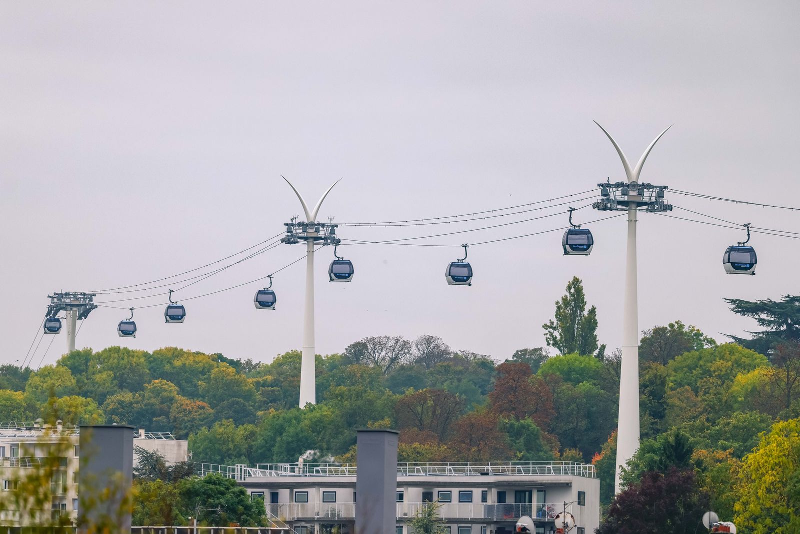 Pourquoi voiton des tlcabines apparaître au sud de Paris