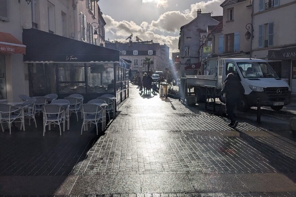 La place Gabriel Péri vibre de ces commerces. Mais plusieurs d'entre eux ont fermé ces dernières années.