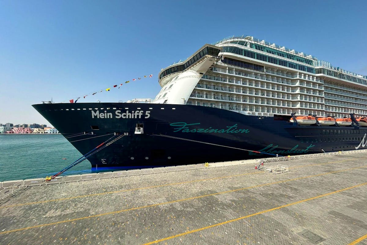 Plusieurs bateaux de croisière sont actuellement bloqués au large de Dubaï, mais aussi de Doha . Plusieurs bateaux de croisière sont actuellement bloqués au large de Dubaï, mais aussi de Doha .